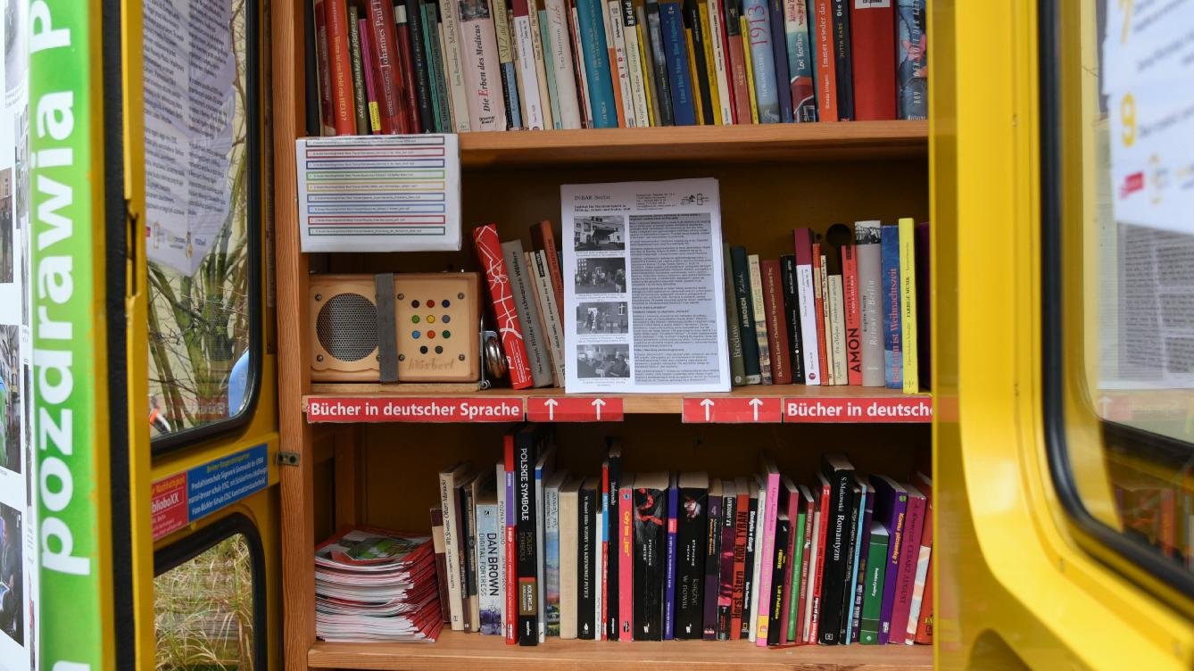 Przy ul. Za Bramką stanął BiblioboXX, czyli mobilna, polsko-niemiecka biblioteka