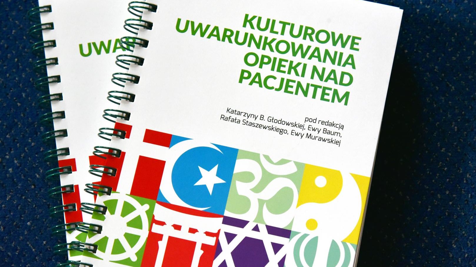 Monografia "Kulturowe uwarunkowania opieki nad pacjentem" dotyczy rozwiązań, które mogą być zastosowane w pracy z pacjentem z innego kręgu kulturowego