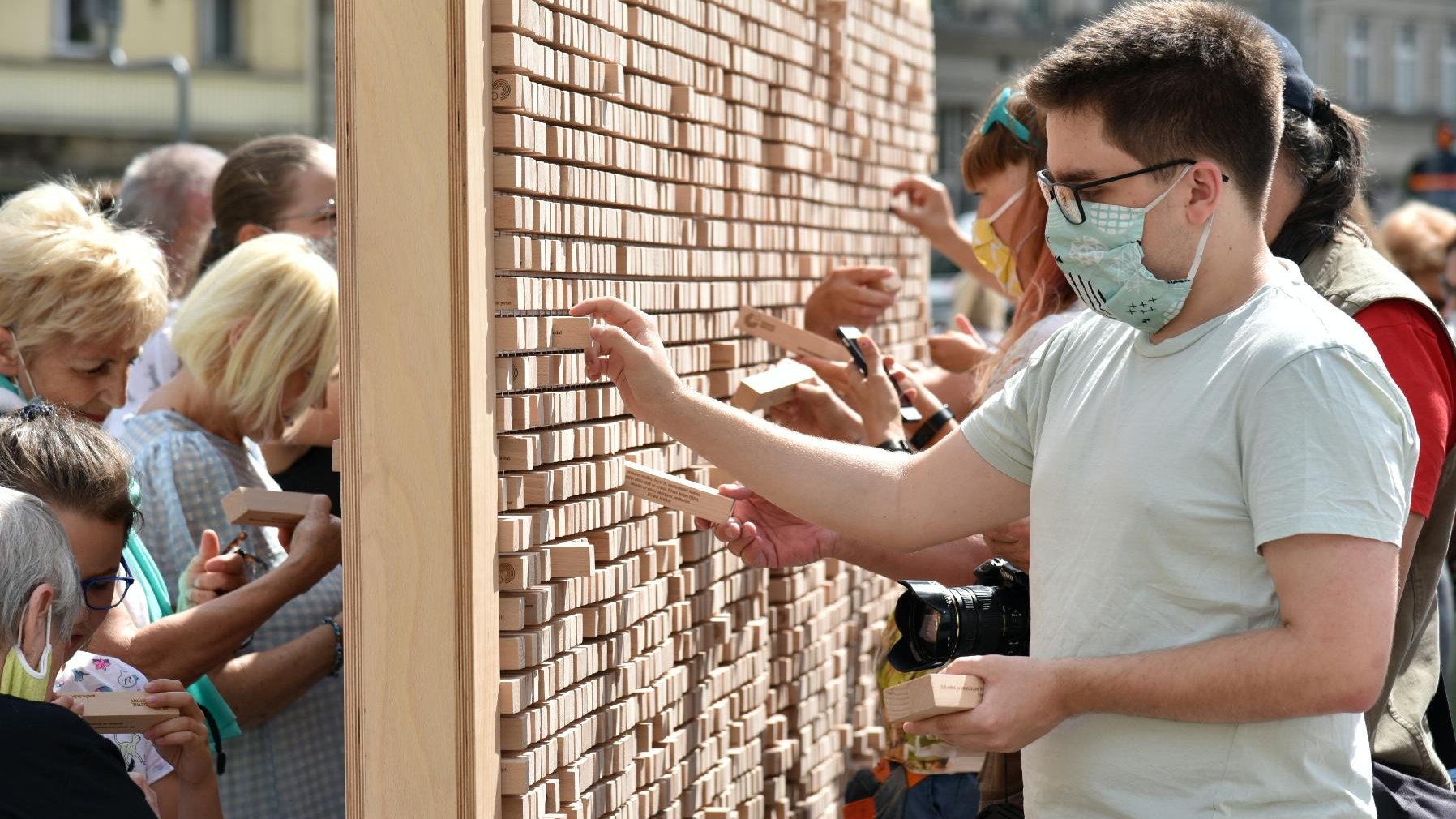 Znikające klocki mają symbolizować sztucznie budowane granice, które mogą zniknąć dzięki wspólnemu wysiłkowi wszystkich zainteresowanych.