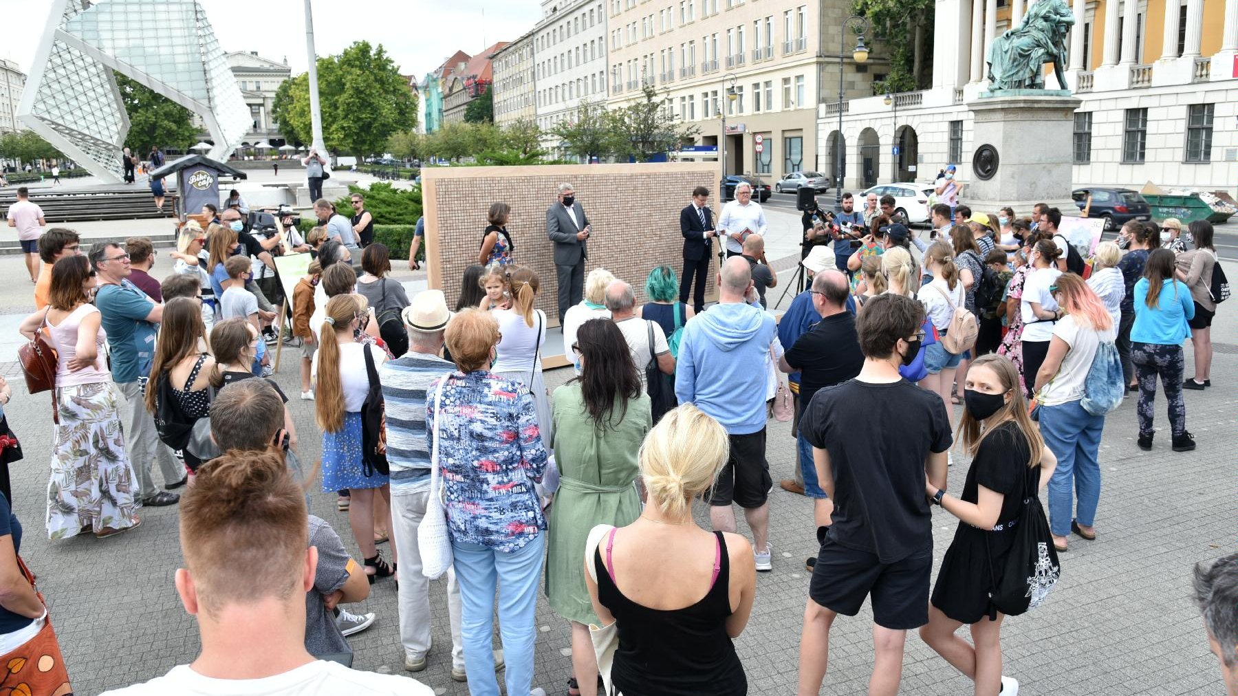 Znikające klocki mają symbolizować sztucznie budowane granice, które mogą zniknąć dzięki wspólnemu wysiłkowi wszystkich zainteresowanych.