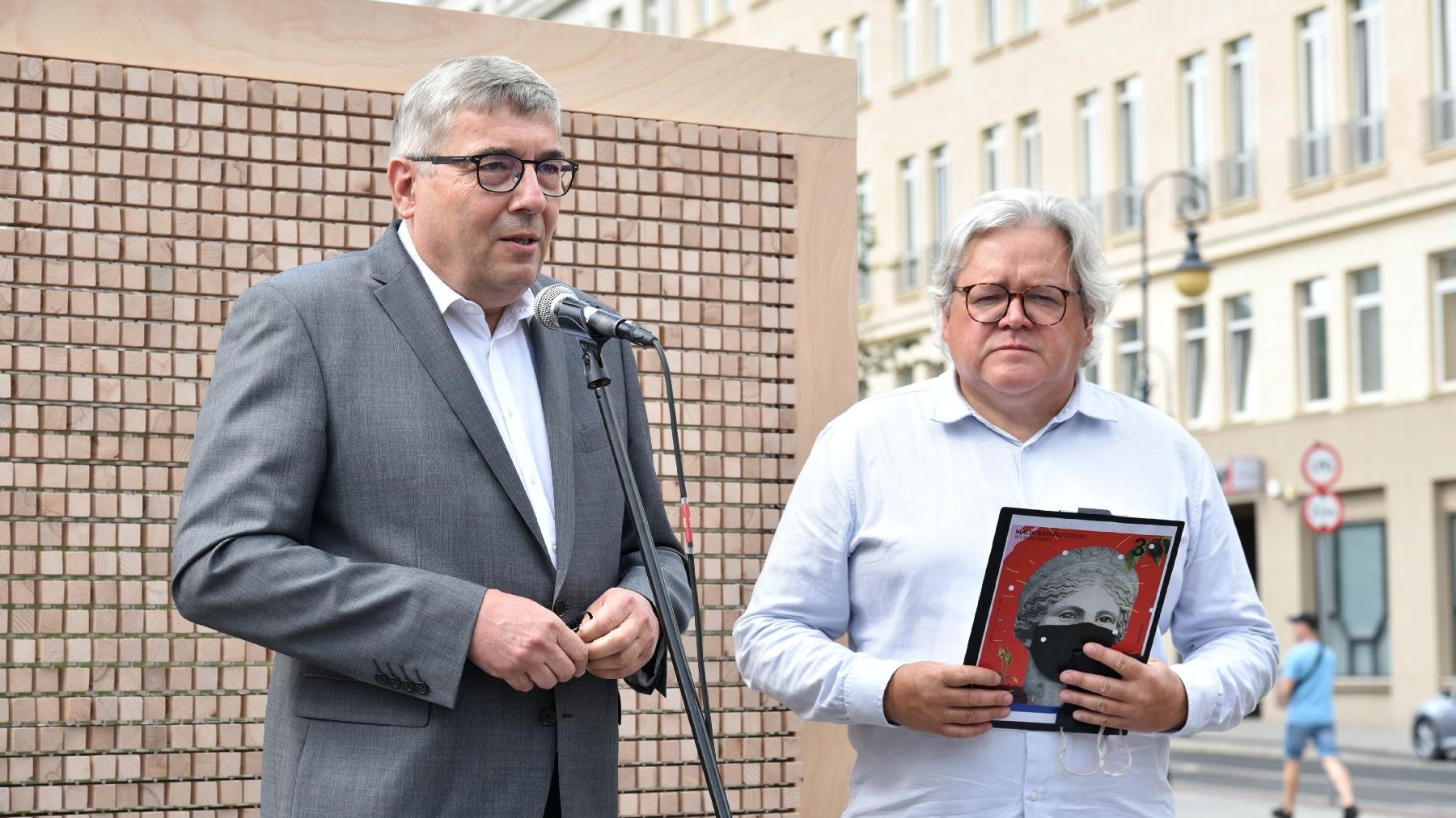 Znikające klocki mają symbolizować sztucznie budowane granice, które mogą zniknąć dzięki wspólnemu wysiłkowi wszystkich zainteresowanych.