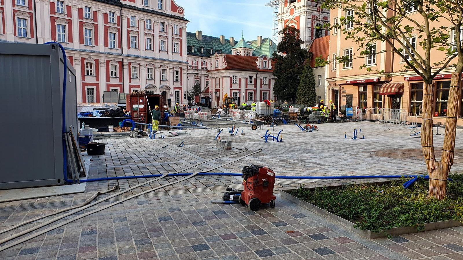 Nowa nawierzchnia z kostki na placu Kolegiackim. W tle budynek Urzędy Miasta