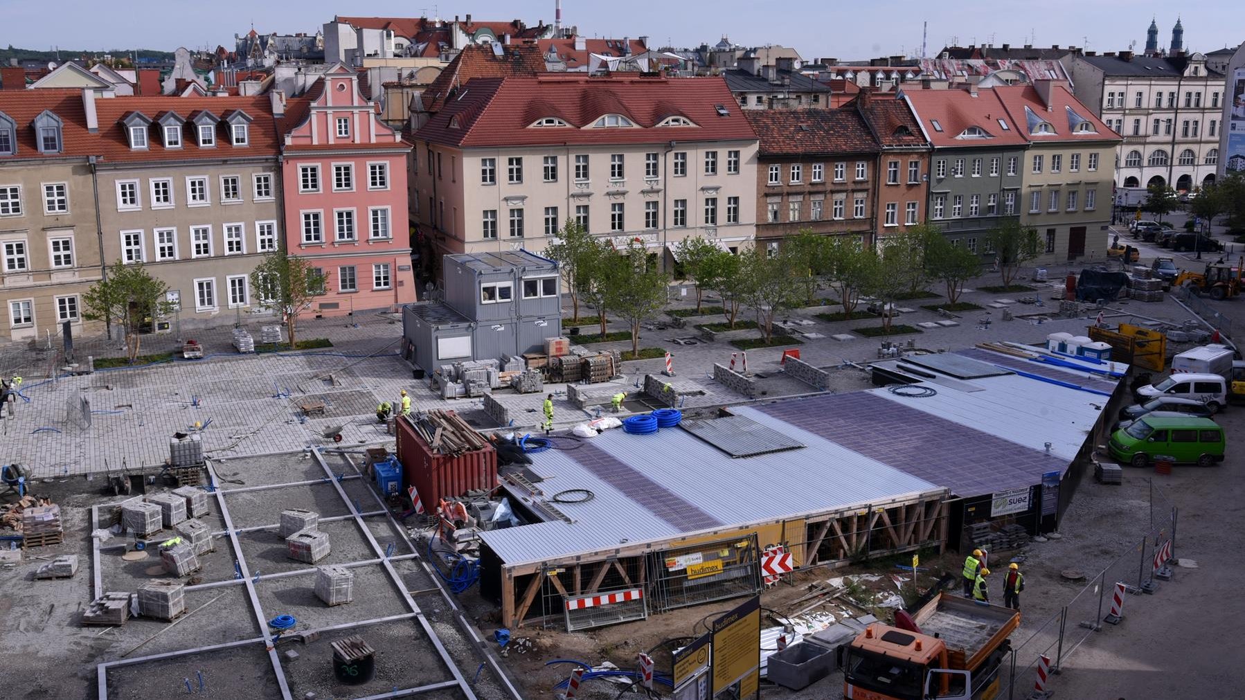 Widok na plac Kolegiacki z okiem Urzędu Miasta