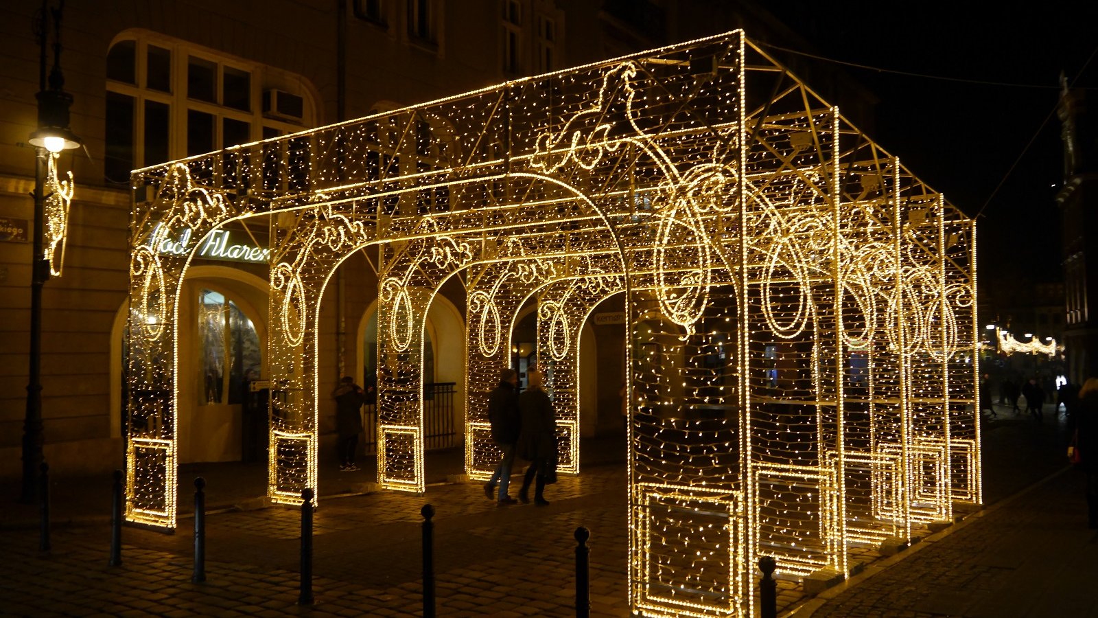 Iluminacje świąteczne w kształcie bramy.