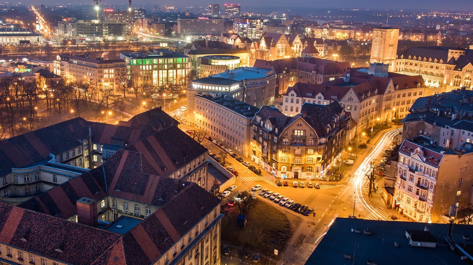 Zdjęcie: panorama Poznania nocą z lotu ptaka - grafika artykułu