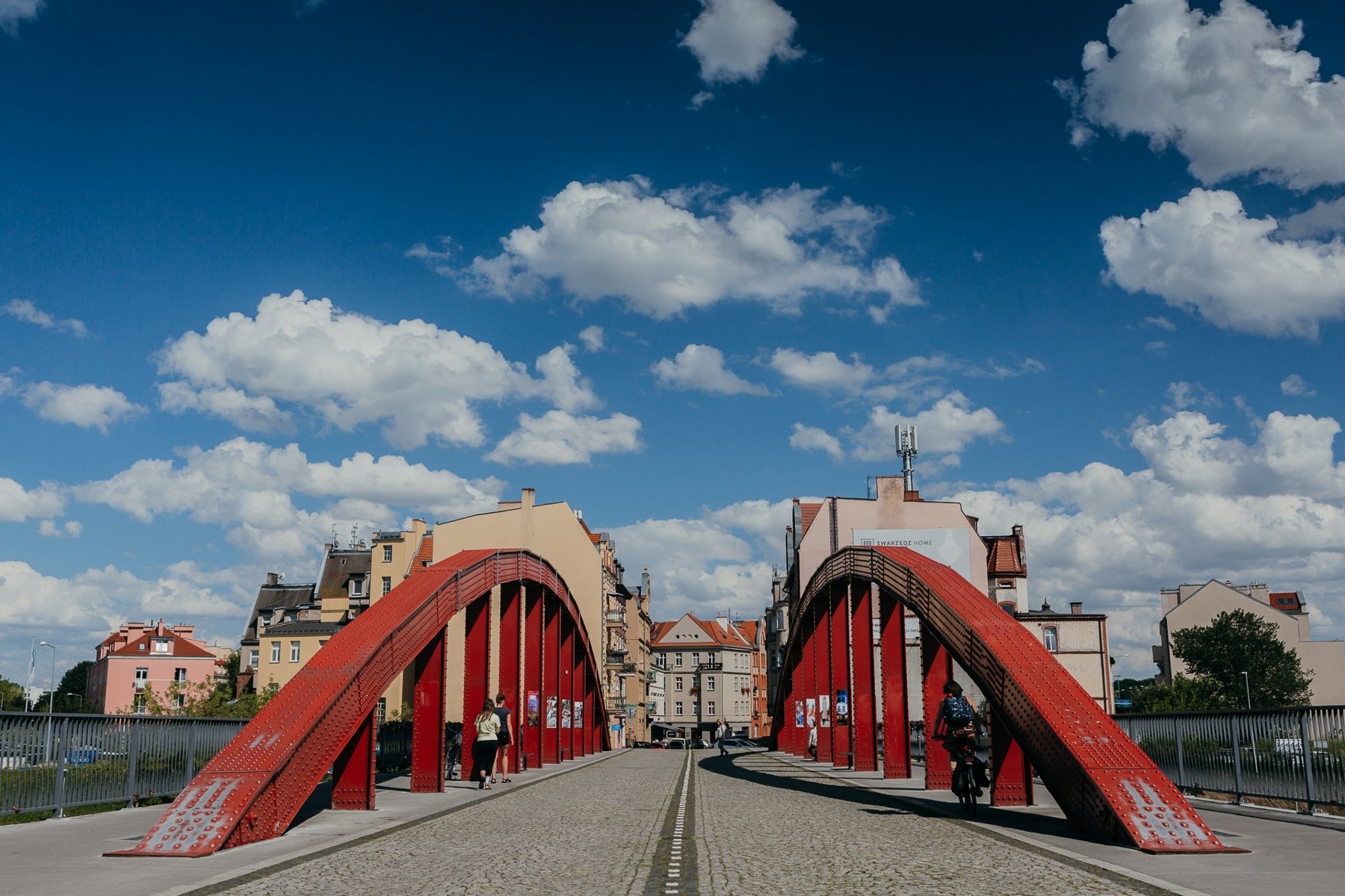 Galeria zdjęć przedstawia jedno z poznański osiedli - Śródkę. - grafika artykułu