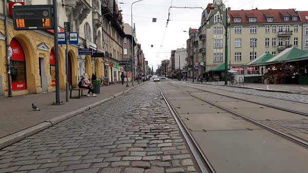 Zdjęcie przedstawia ul. Dabrowskiego przed budową przystanków - grafika artykułu