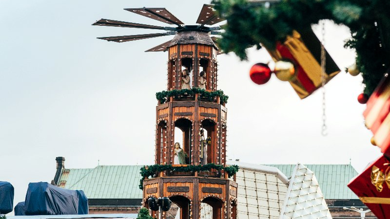 Galeria zdjęć przedstawia konferencję dotyczącą Betlejem Poznańskiego. Widać na niej uczestników spotkania oraz pierwsze świąteczne dekoracje i stragany.