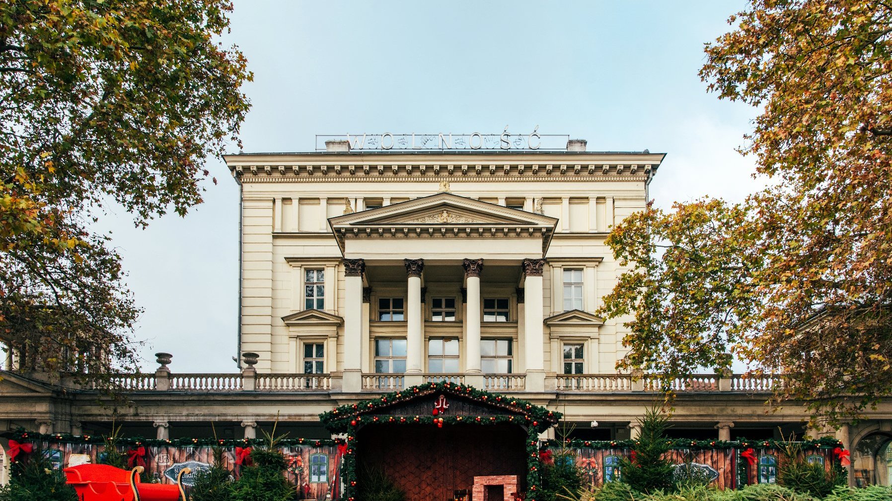 Galeria zdjęć przedstawia konferencję dotyczącą Betlejem Poznańskiego. Widać na niej uczestników spotkania oraz pierwsze świąteczne dekoracje i stragany.