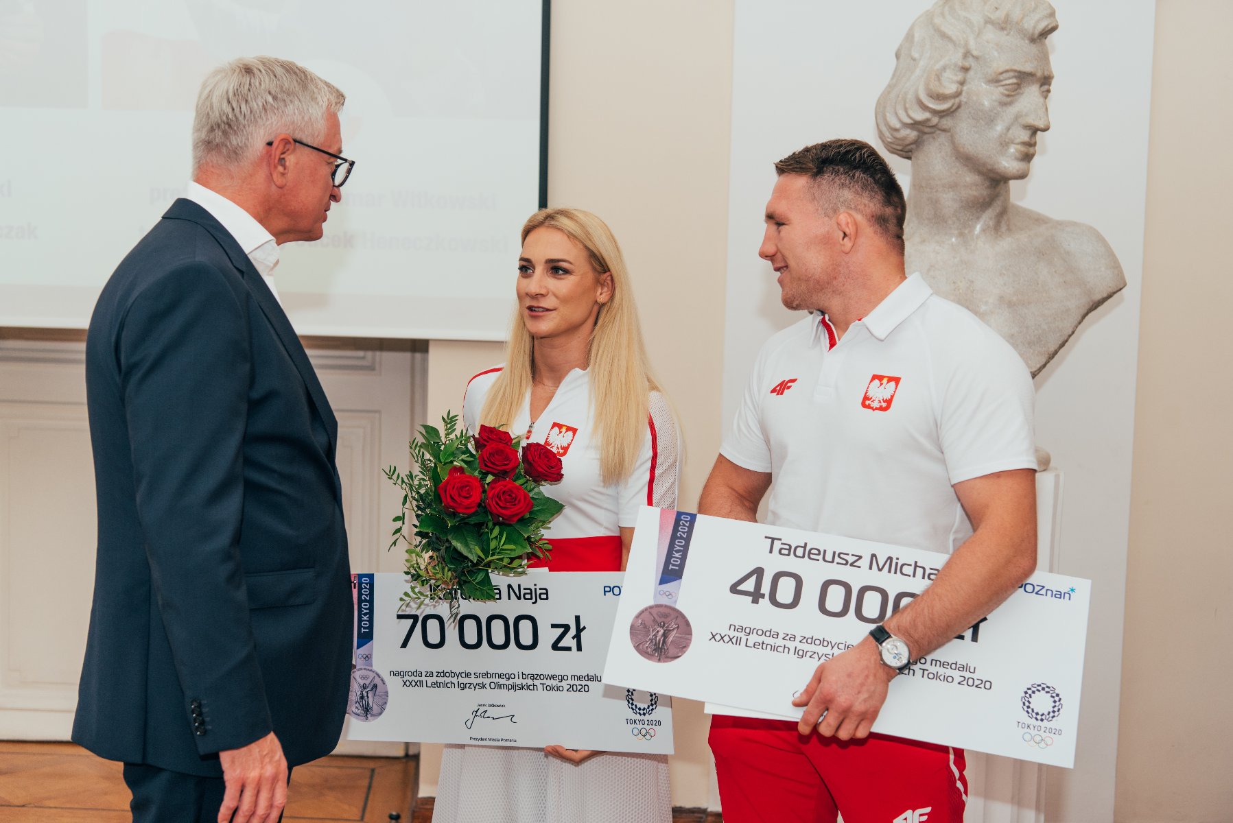 Na zdjeciu Jacek Jaśkowiak, prezydent Poznania oraz Karolina Naja i Tadeusz Michalik, poznańscy medaliści XXXII Letnich Igrzysk Olimpijskich w Tokio. - grafika artykułu