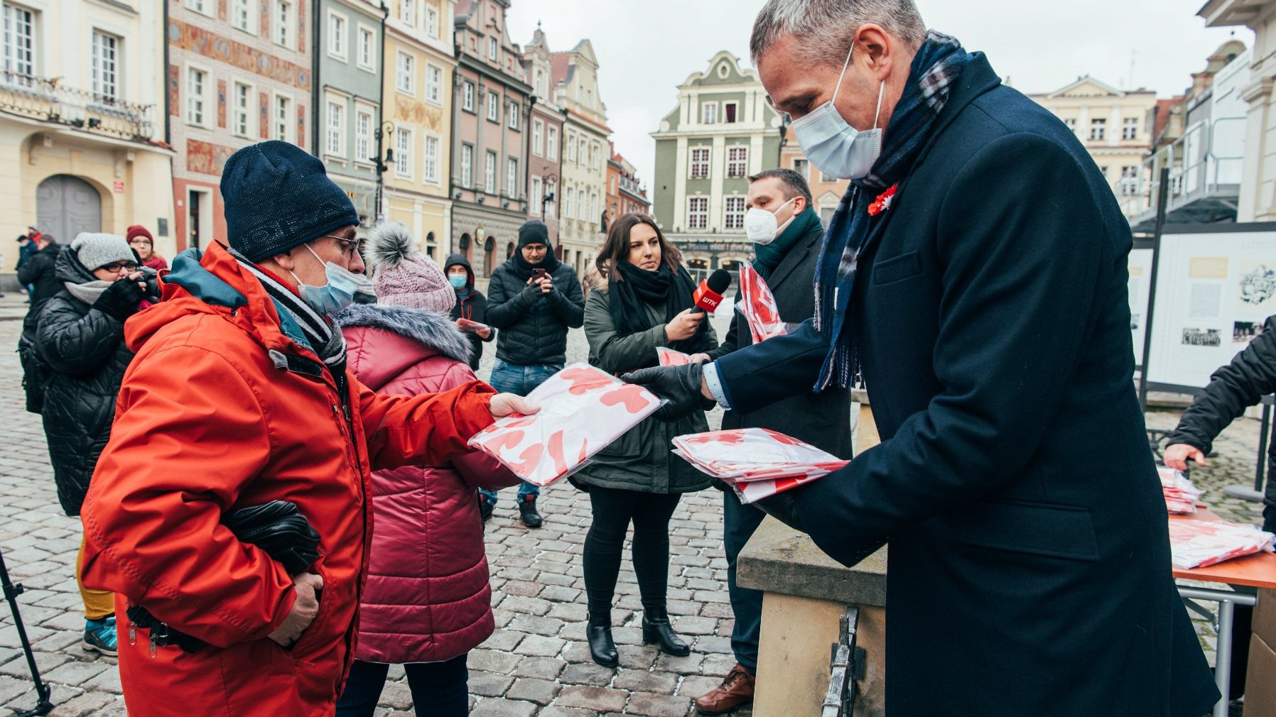 Galeria zdjęć przedstawia akcję rozdawania flag powstańczych poznaniakom na Starym Rynku.