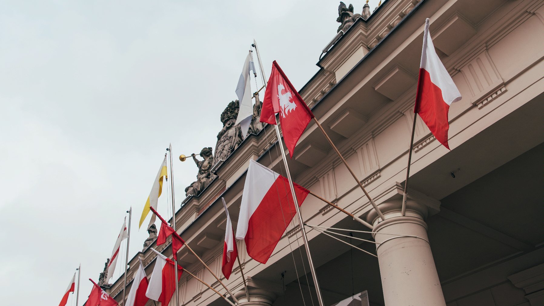 Galeria zdjęć przedstawia akcję rozdawania flag powstańczych poznaniakom na Starym Rynku.