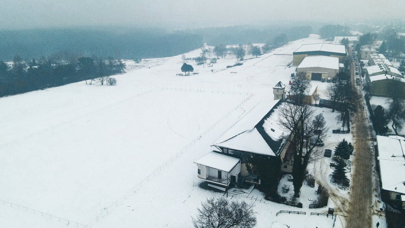 Galeria zdjęć przedstawia teren Hipodromu Wola z góry.