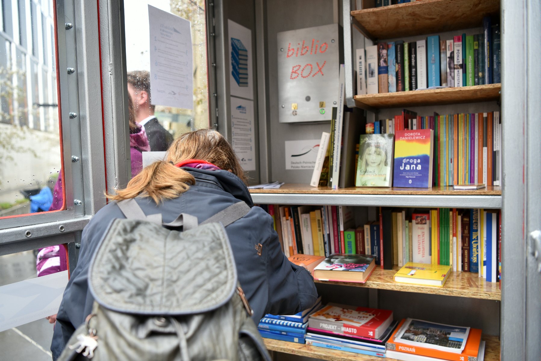 Galeria zdjęć przedstawia BiblioboXX oraz ludzi, którzy uczestniczyli w jego otwarciu. - grafika artykułu