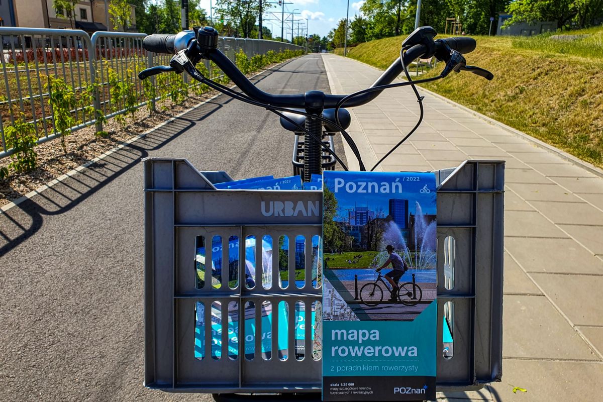 Zdjęcie mapy rowerowej przymocowanej do kierownicy roweru - grafika artykułu