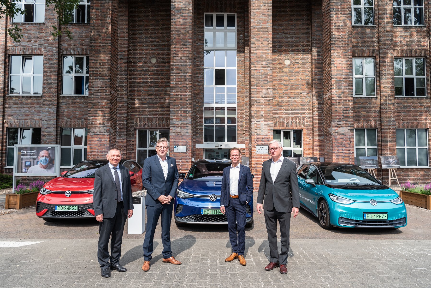 Na zdjęciu Jacek Jaśkowiak, prezydent Poznania, Dietmar Mnich, prezes zarządu Volkswagen Poznań, dr Thomas Kreuzinger-Janik, dyrektor Odlewni Volkswagen Poznań oraz Jan Pic, wiceprezes zarządu i dyrektor generalny Veolia Energia Poznań SA. W tle samochody elektryczne. - grafika artykułu