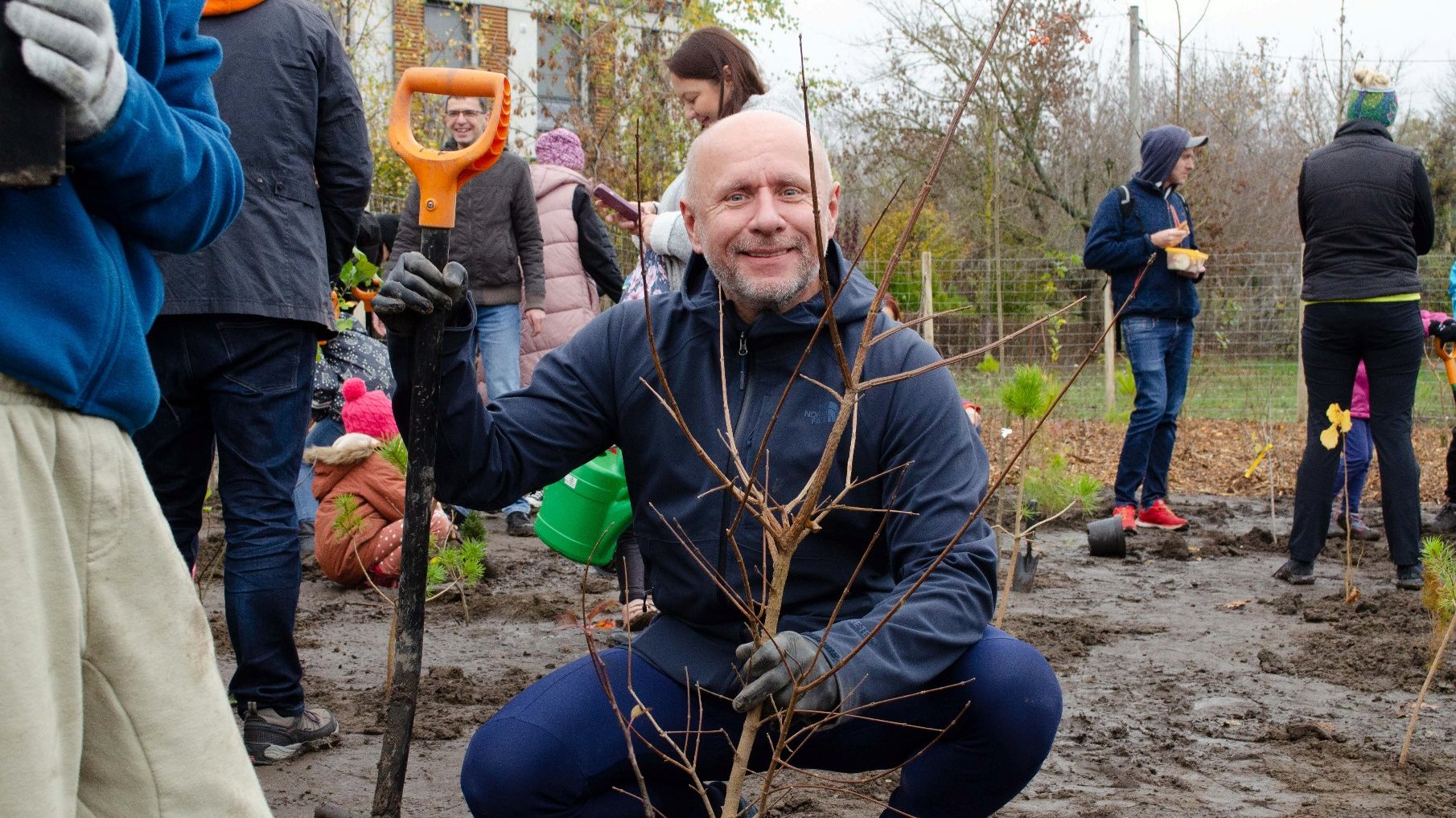 Galeria zdjęć przedstawiająca ludzi sadzących drzewa