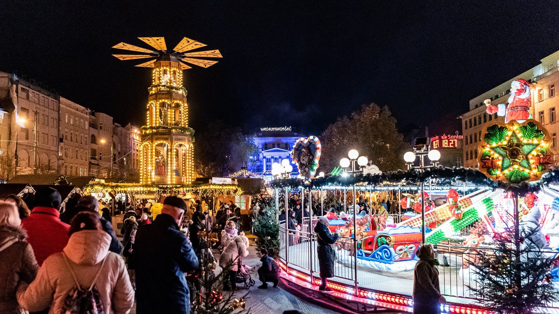 Galeria zdjęć przedstawia otwarcie Betlejem Poznańskiego na pl. Wolności.