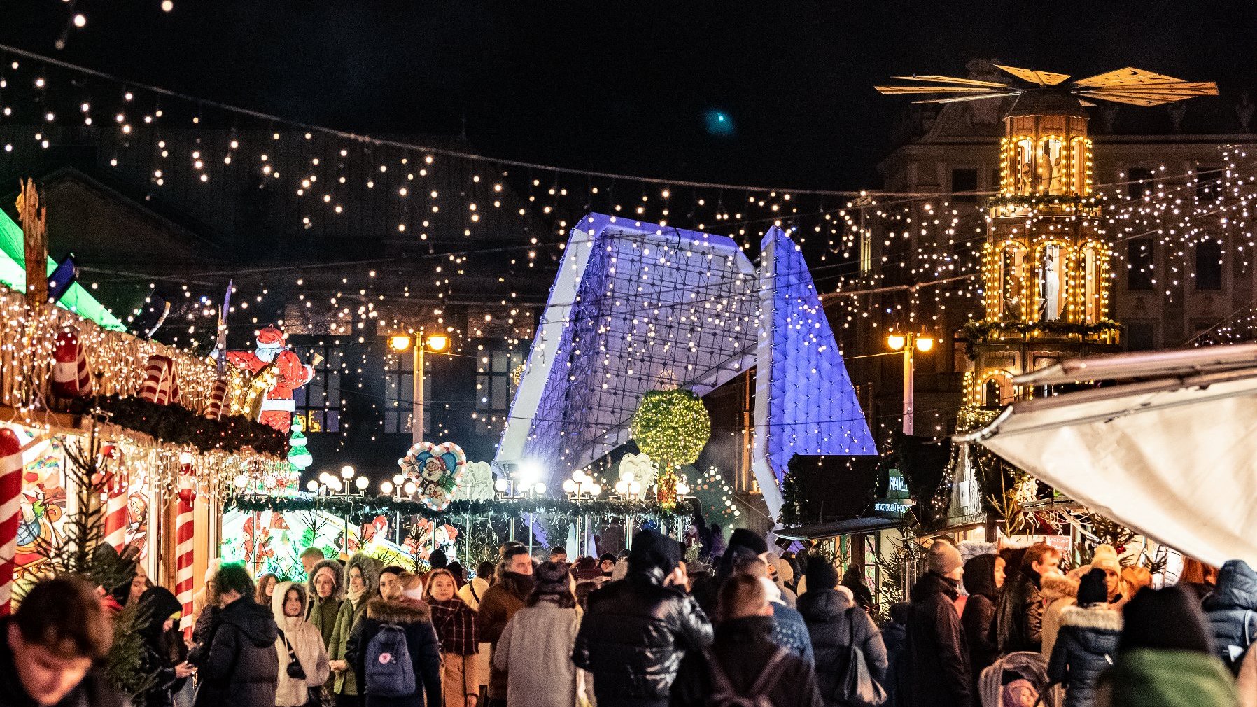 Galeria zdjęć przedstawia otwarcie Betlejem Poznańskiego na pl. Wolności.