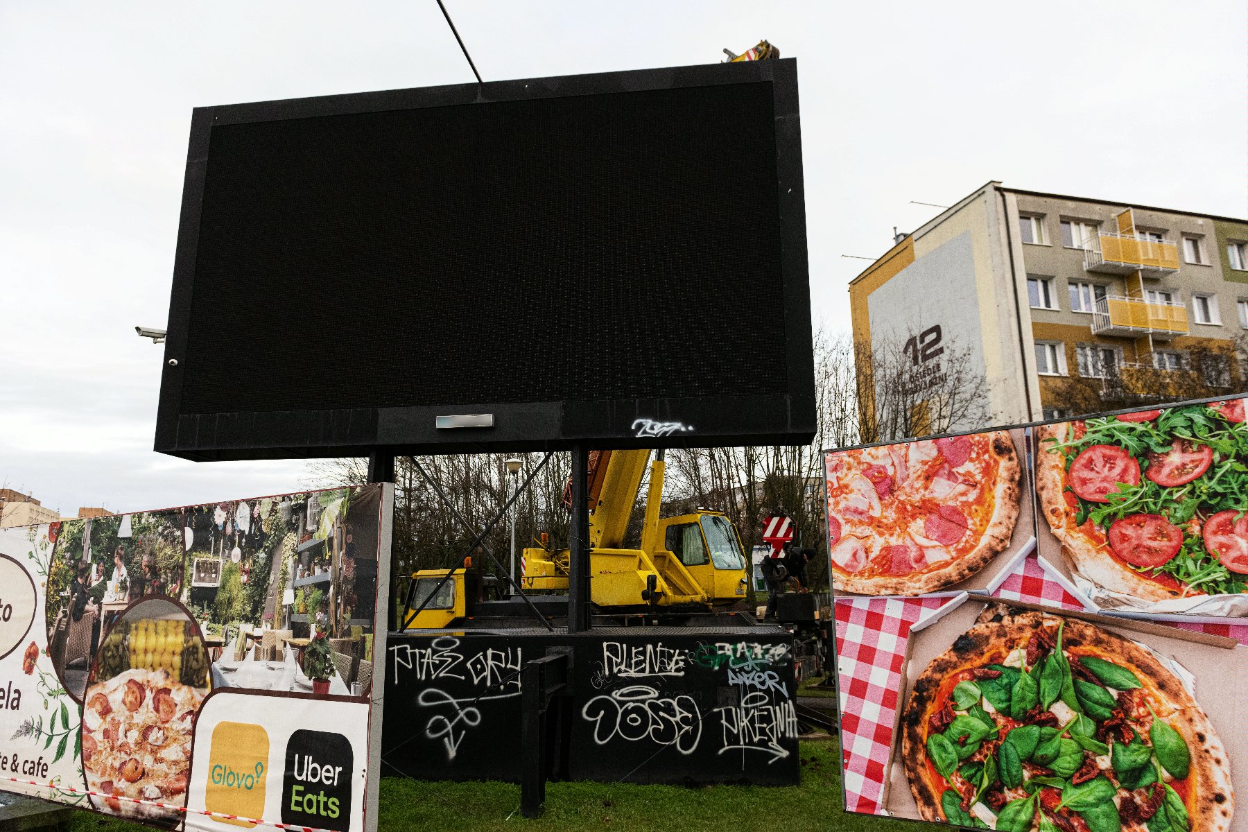 Galeria zdjęć przedstawia szyldy i tablice reklamowe. - grafika artykułu