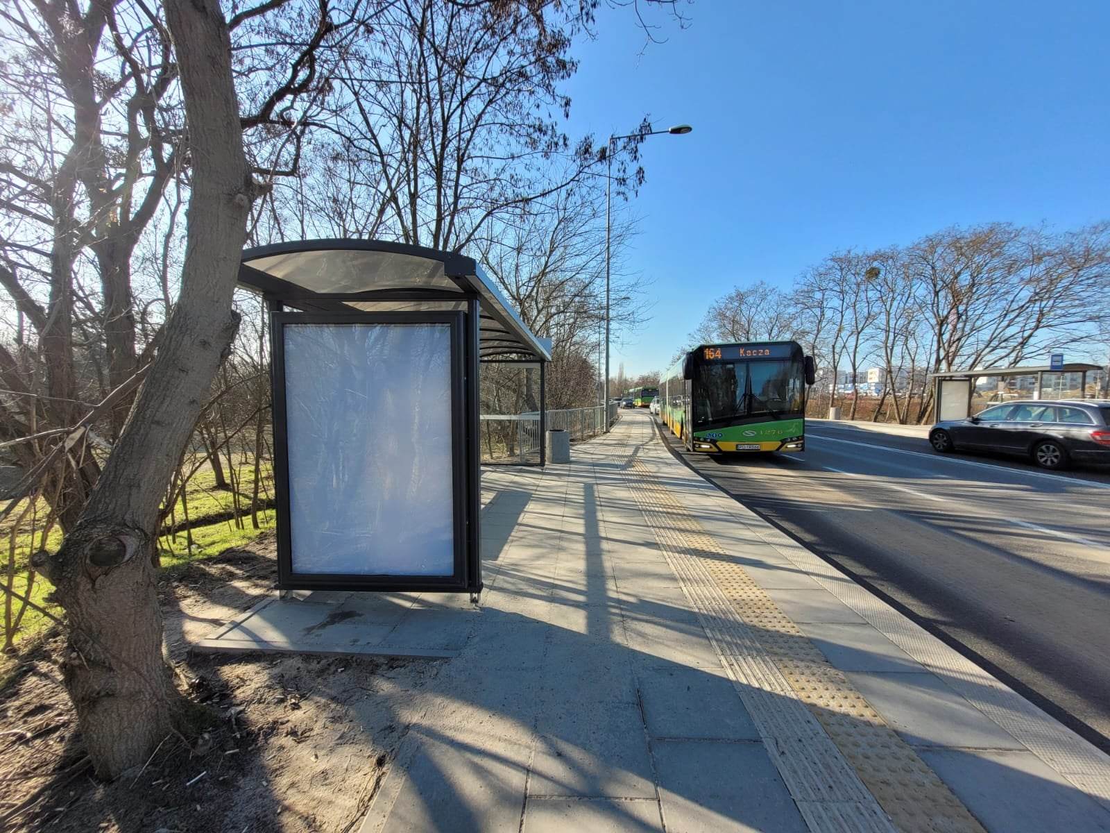 Przystanek "Literacka" i podjeżdżający do niego zielony autobus - grafika artykułu