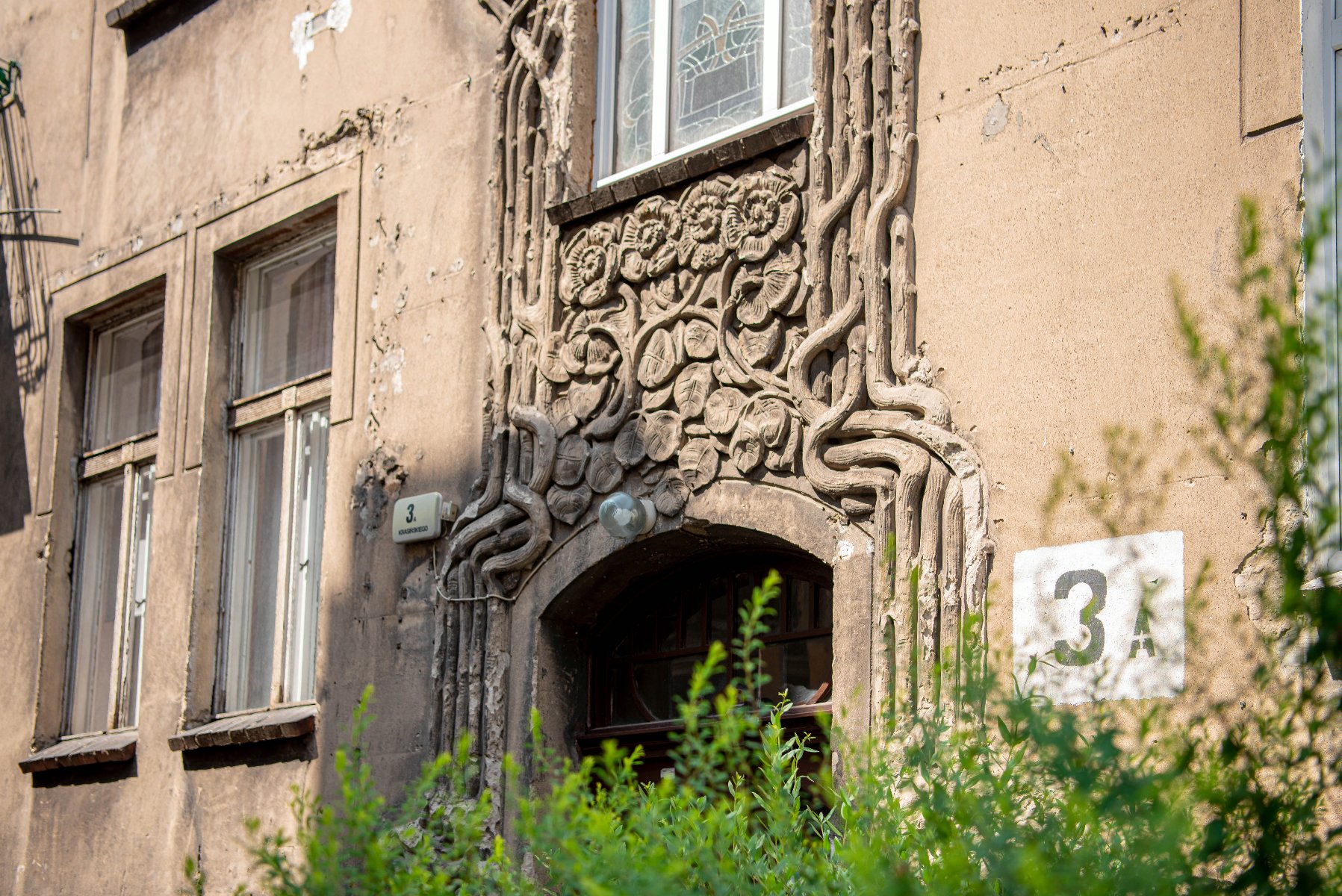 Galeria zdjęć przedstawia elewacje i detale zabytkowych poznańskich kamienic. - grafika artykułu