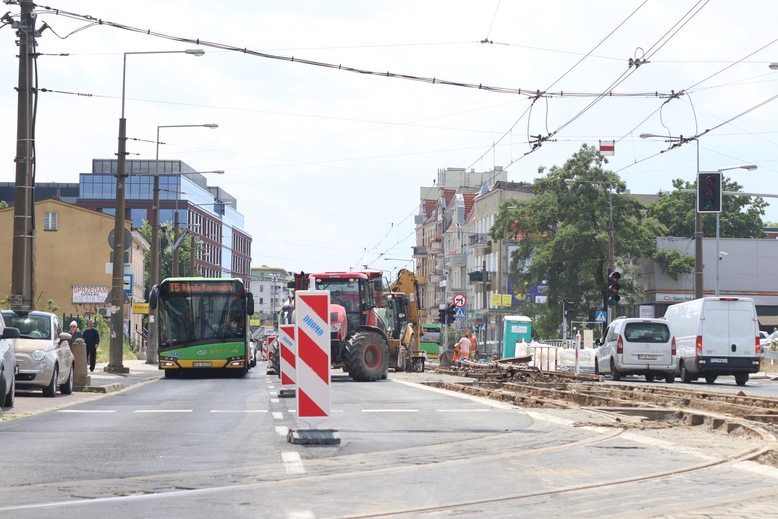 Autobus linii T5 na ul. Głogowskiej - grafika artykułu