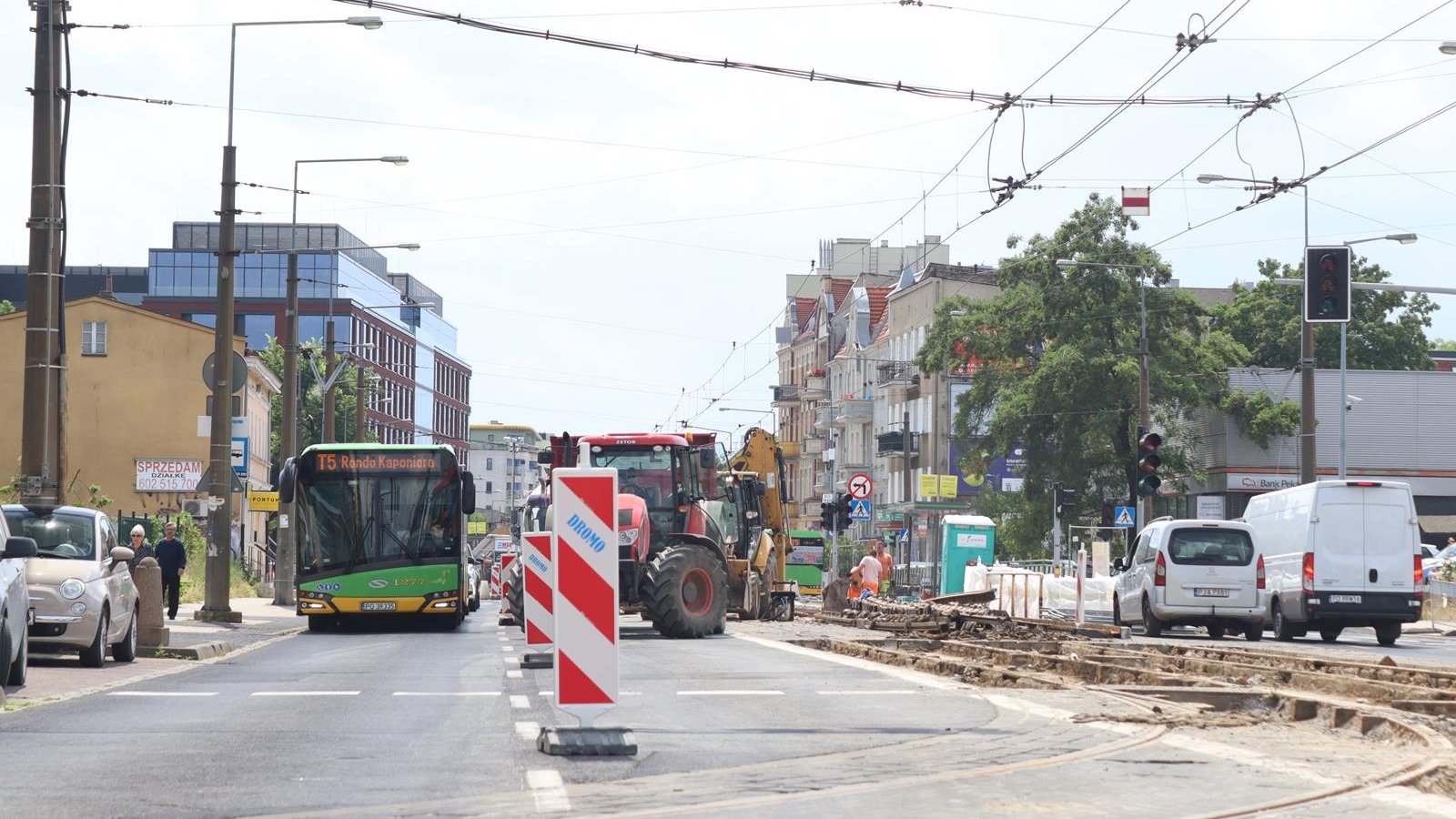 Autobus linii T5 na ul. Głogowskiej