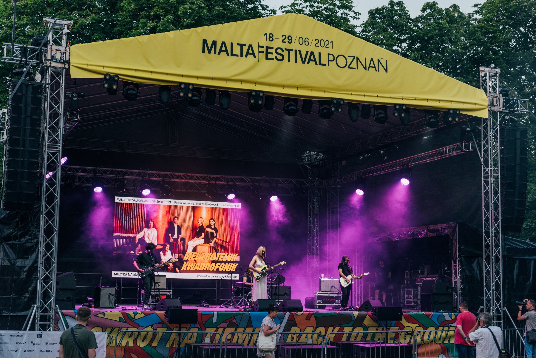 Na zdjęciu scena, nad nią napis: Malta Festival Poznań - grafika artykułu