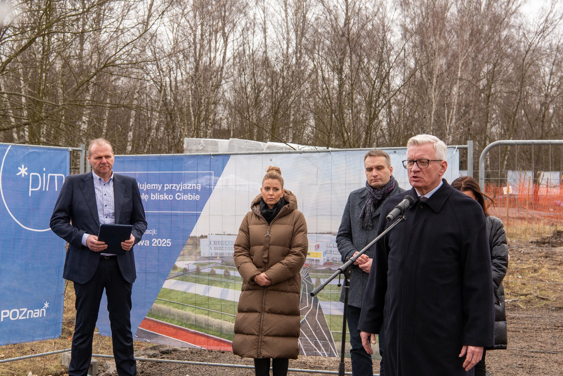 Galeria zdjęć z podpisania aktu erekcyjnego i wmurowania kapsuły czasu przy szkole na Strzeszynie - grafika artykułu