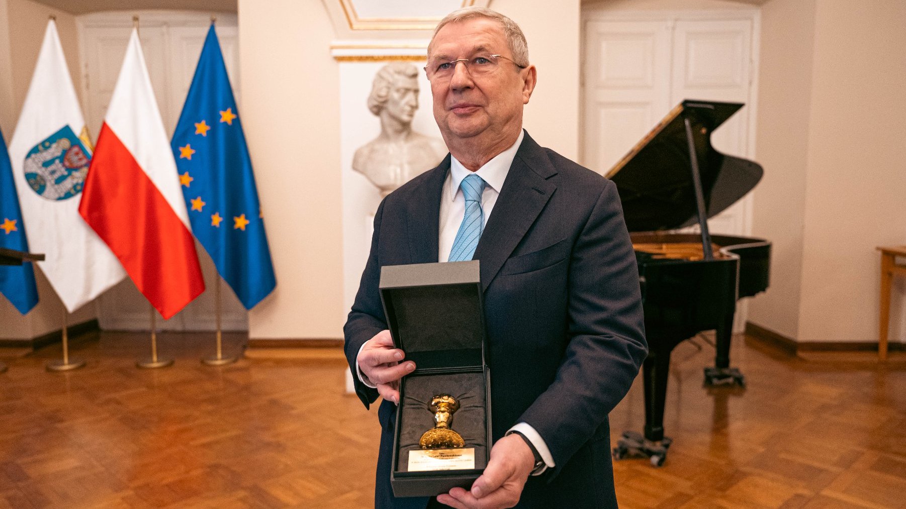 Na zdjęciu laureat trzymający w dłoniach Złotą Pieczęć