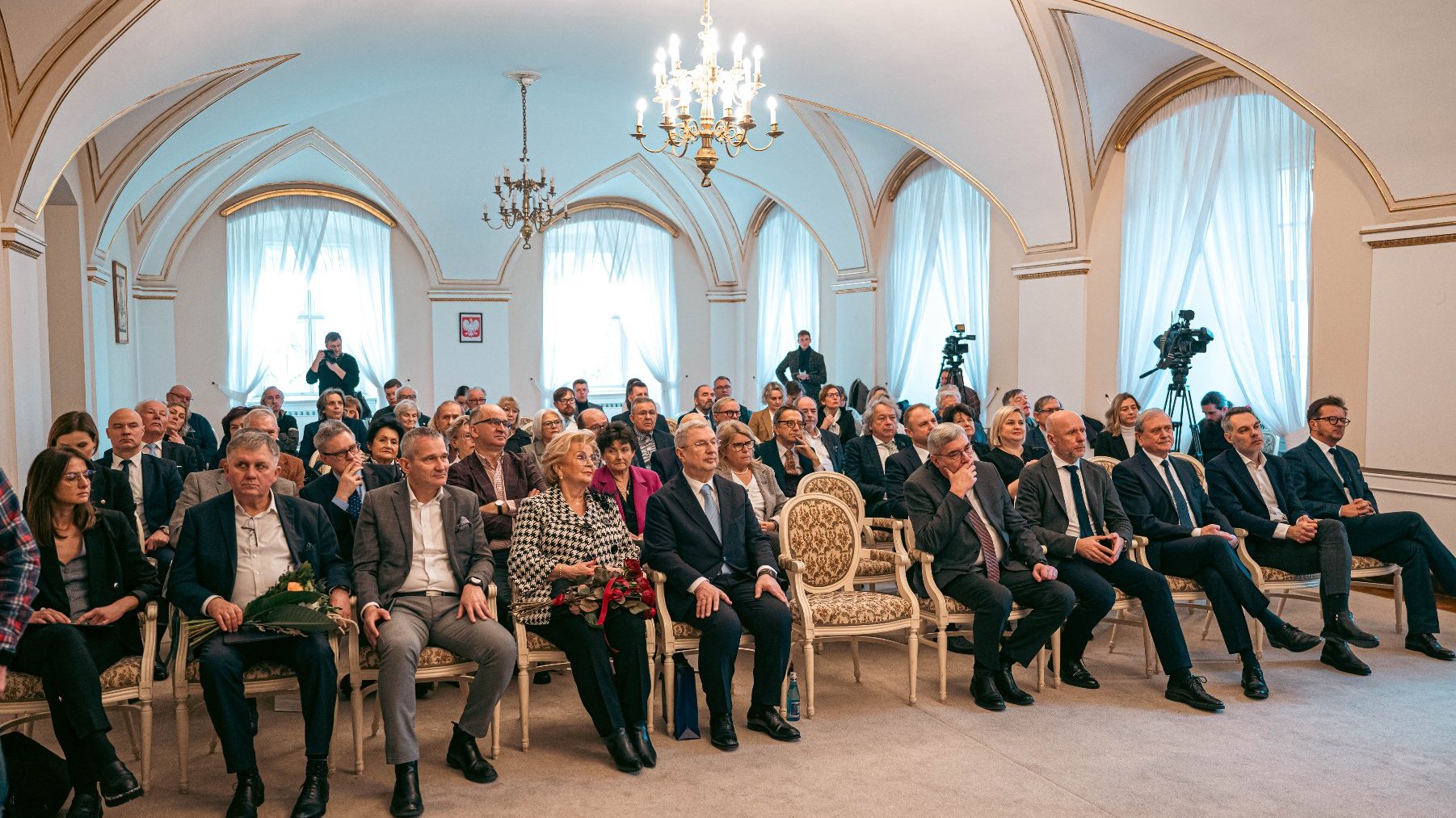 Na zdjęciu uczestnicy uroczystości siedzący w Sali Białej urzędu miasta