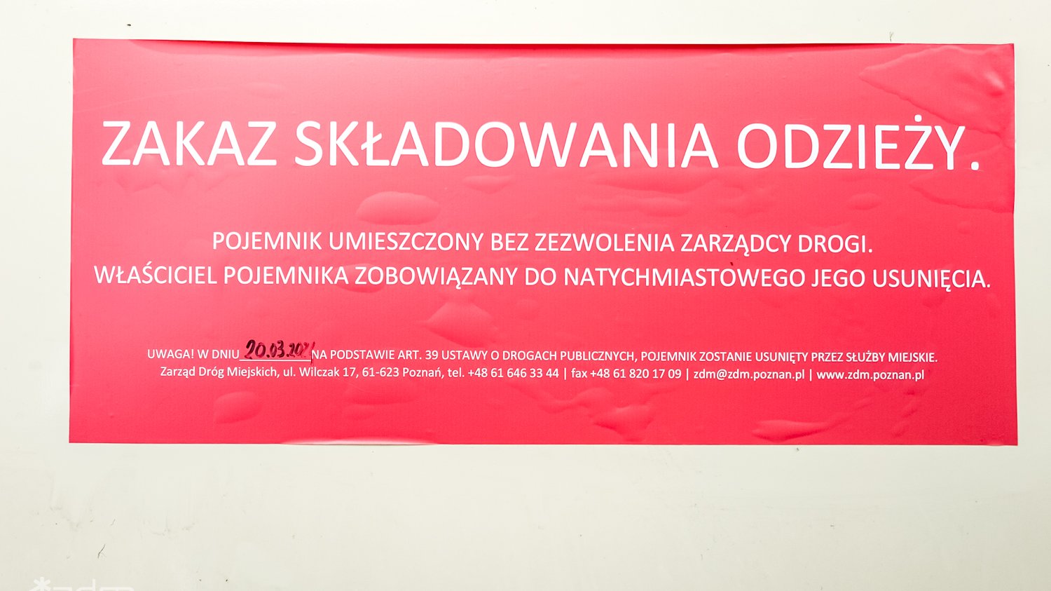 Galeria zdjęć z usuwania nielegalnie ustawionych pojemników na odzież