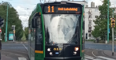 Tramwaj linii nr 11 na skrzyżowaniu ulic Hetmańskiej i Głogowskiej