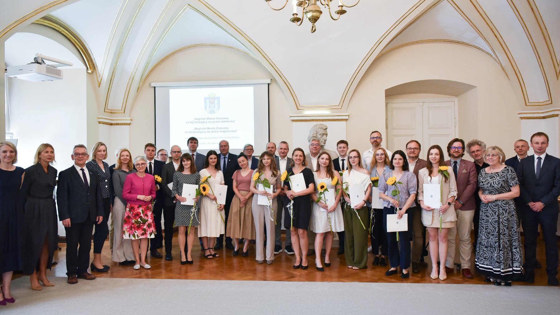 Zdjęcie zbiorowe, dużo ludzi pozuje do aparatu