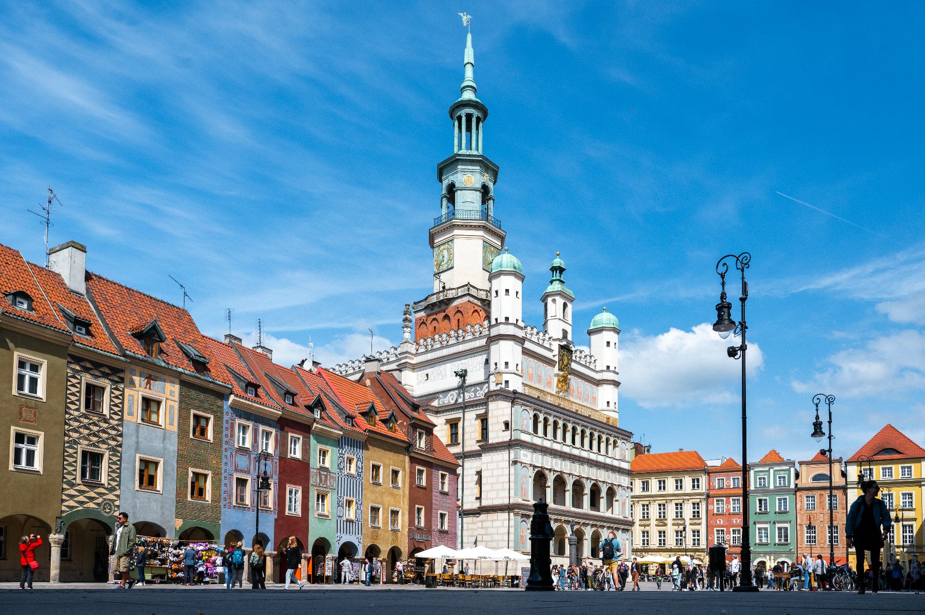 Zdjęcie przedstawia Stary Rynek. Widac na nim tłum ludzi i stoiska z pamiątkami. - grafika artykułu