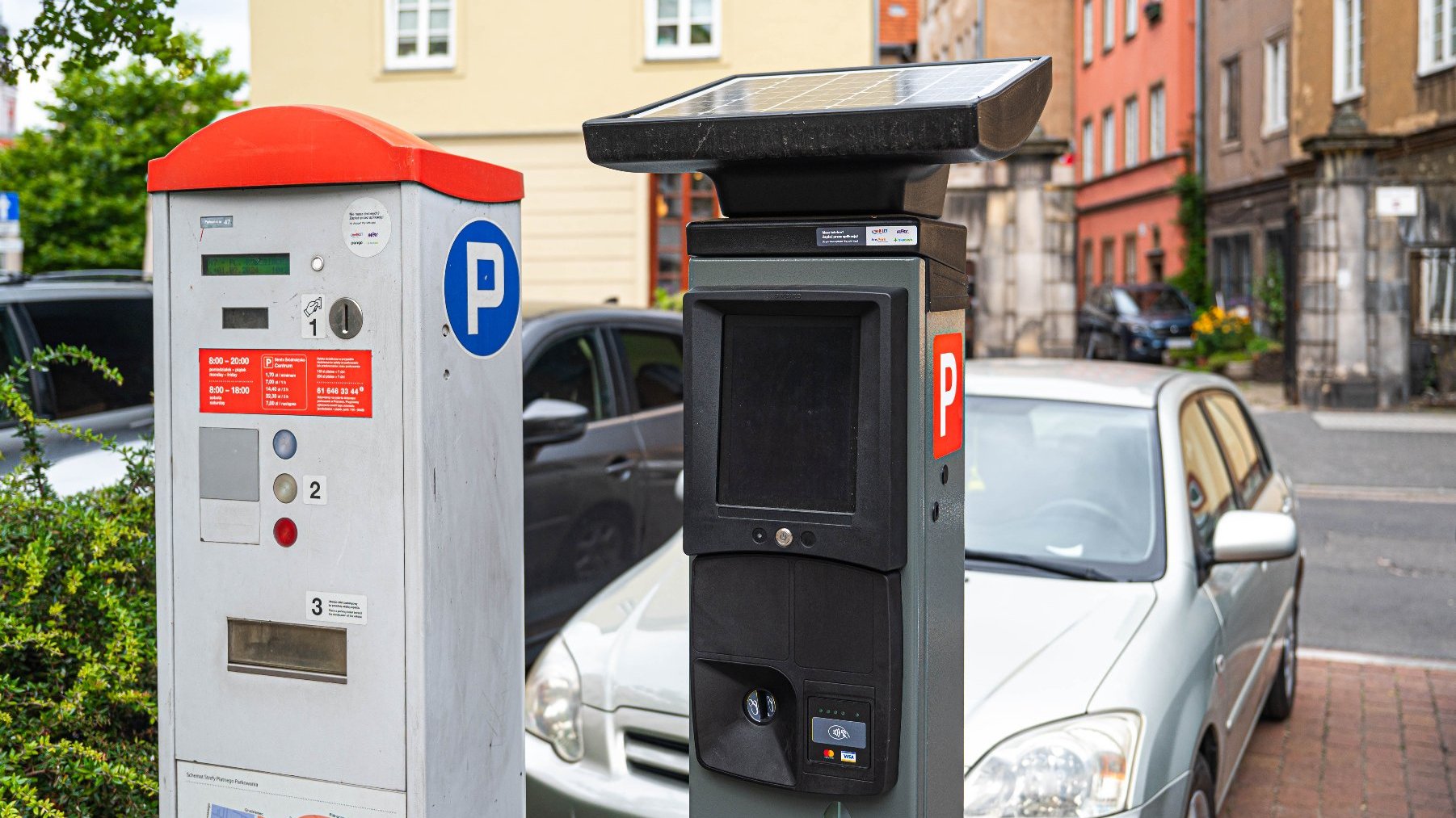 Na zdjeciu dwa parkomaty, stary i nowy, obok siebie