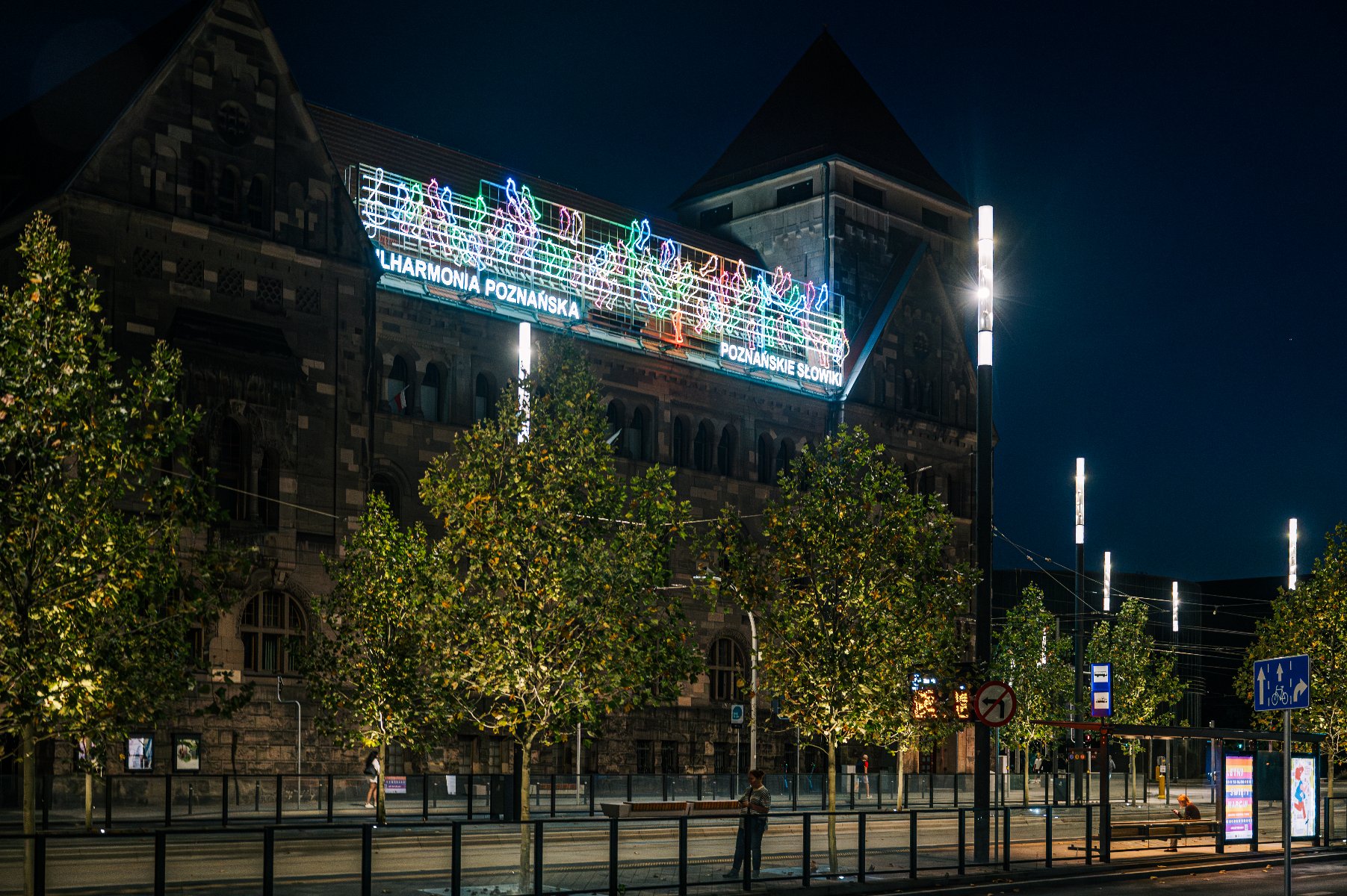 Na zdjęciu neon na budynku filharmonii - grafika artykułu