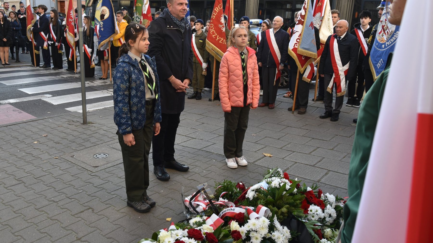 Galeria zdjęć z uroczystości pod tablicami Petera Mansfelda i Romka Strzałkowskiego