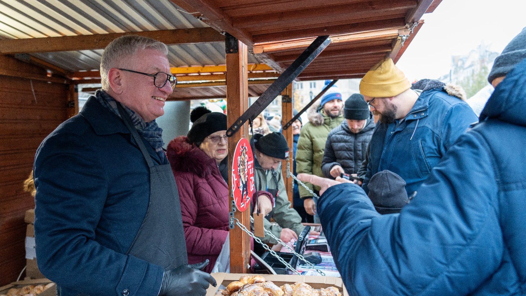 Na zdjęciu prezydent Poznania na stoisku z rogalami