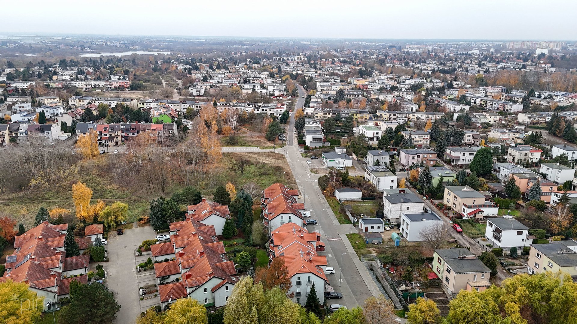 Widok z lotu ptaka na ulice i domki jednorodzinne na Świerczewie