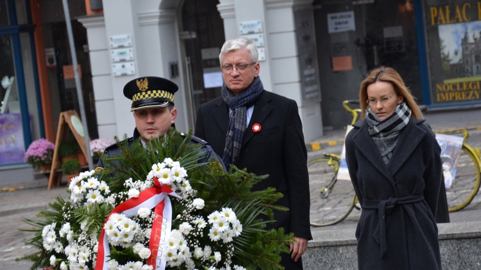 Złożenie kwiatów pod pomnikiem