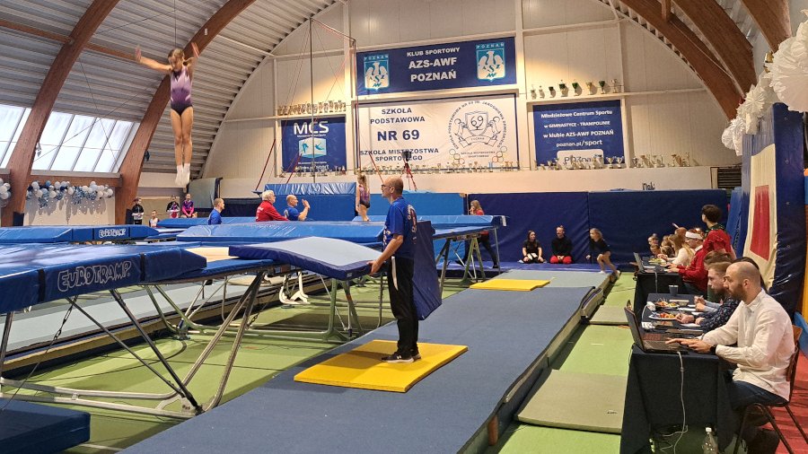 Gwiazdor Cup 2024 w skokach na trampolinie - zawodnik w trakcie skoku na trampolnie