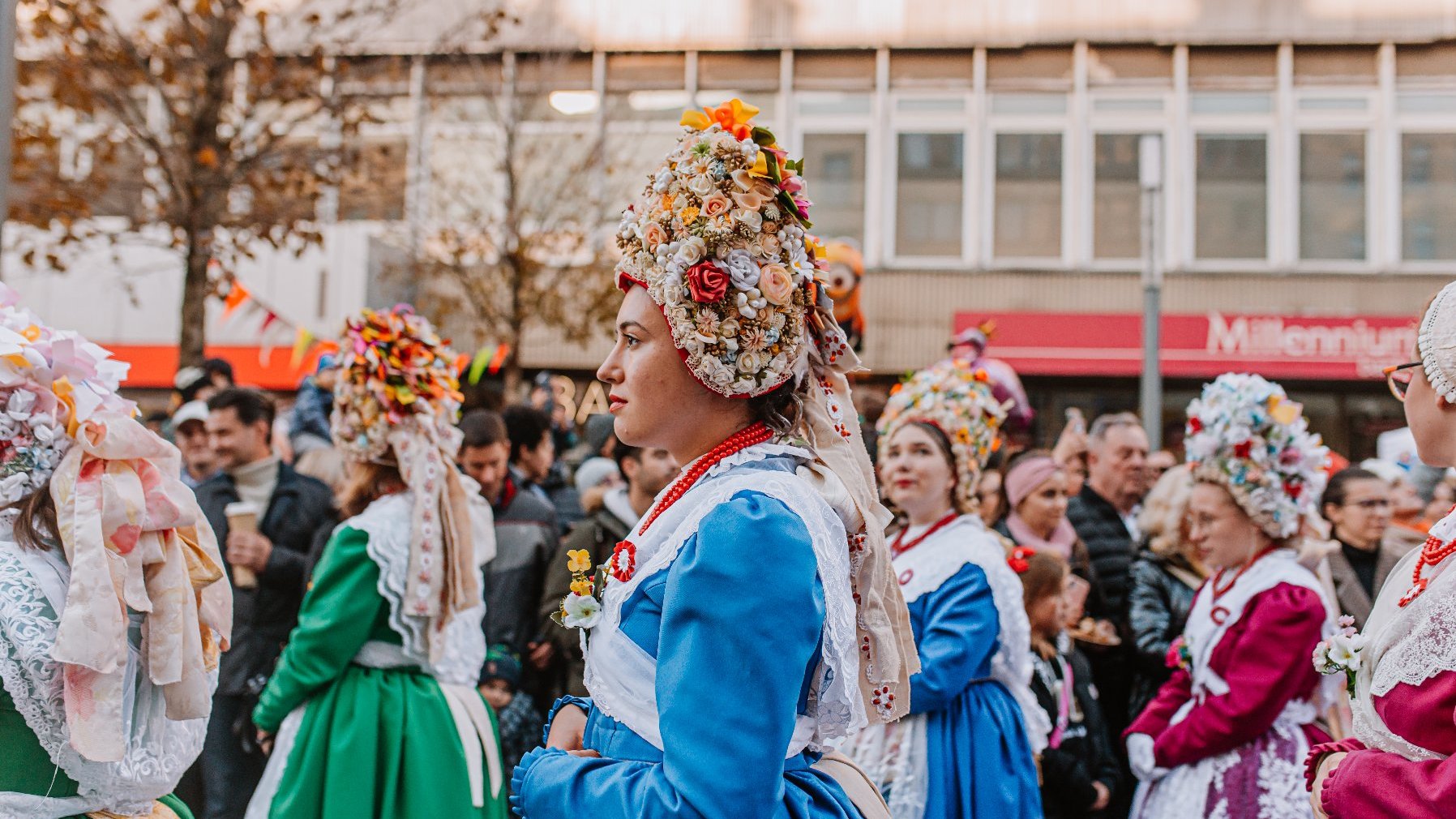 na zdjęciu Bamberki idące korowodem