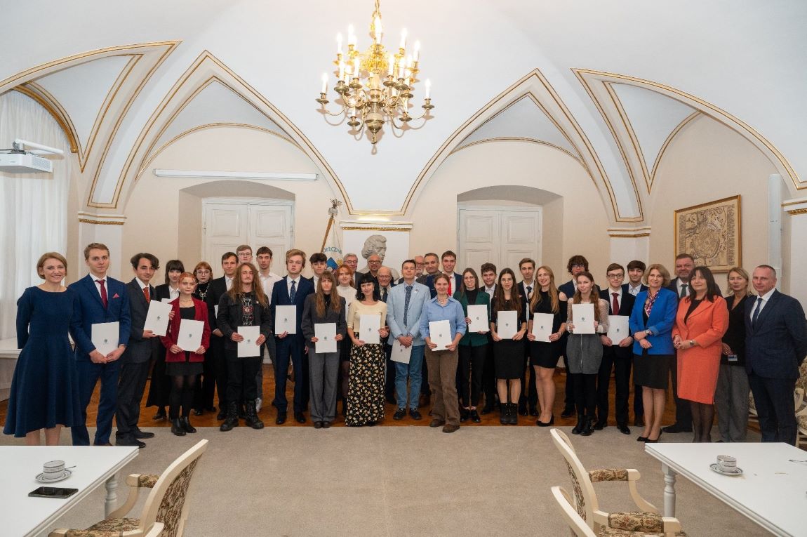 wspólne zdjęcie stypendystek i stypendystów miasta Poznania, przedstawicielu władz Poznania, urzędników i przedstawicieli uczelni wyższych z Poznania - grafika artykułu