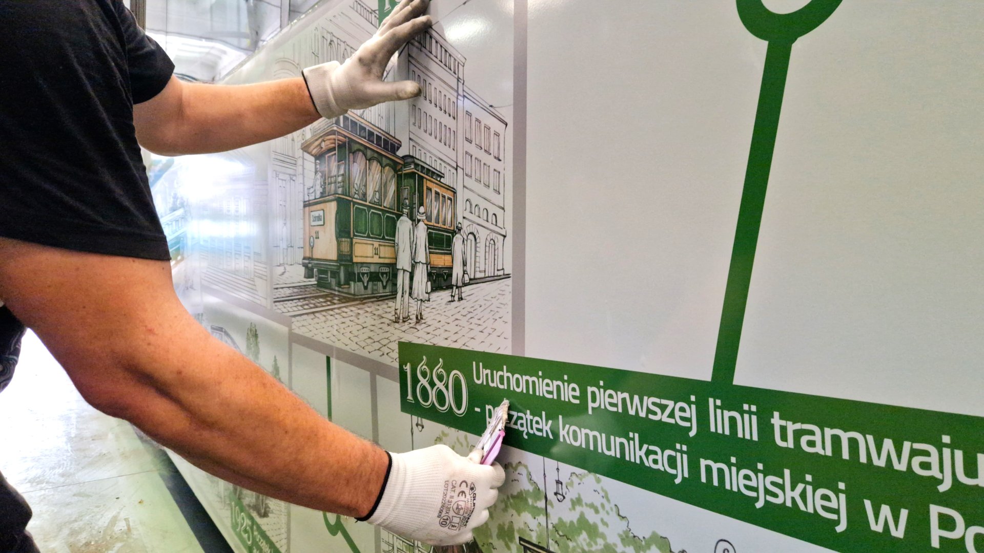 Od poniedziałki po Poznaniu będzie jeździł tramwaj, na którym pojawią się grafiki przedstawiające pojazdy, które niegdyś służyły pasażerom i pasażerkom fot. MPK Oklejanie tramwaju grafikami autorstwa Sixi