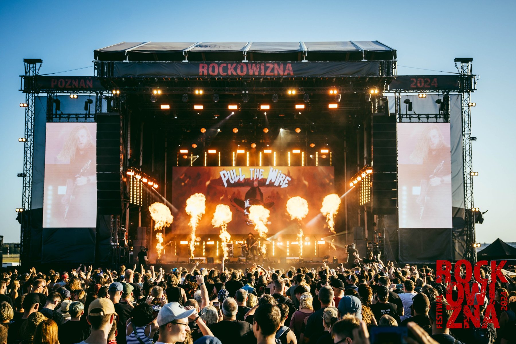 W piątek i sobotę na lotnisku Ławica odbędzie się festiwal Rockowizna. fot. Visual Production Zdjęcie sceny z napisem Rockowizna i publicznością przed nią