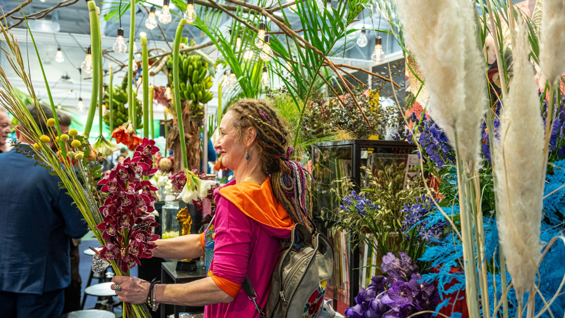 Na MTP kończą się Międzynarodowe Targi Ogrodnictwa i Architektury Krajobrazu Gardenia fot. MTP/Kasia Kajda Zdjęcie z targów Gardenia przedstawiające ubraną na kolorowo kobietę i mnóstwo zieleni