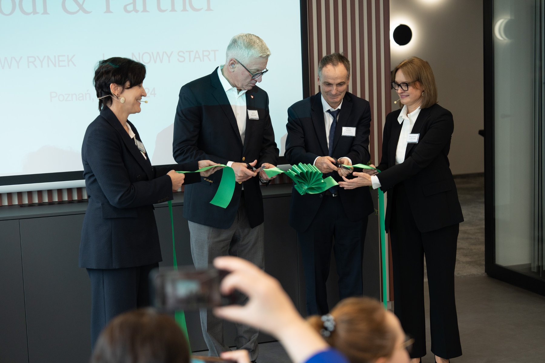 Jacek Jaskowiak, Martin Kremer and the firm's managing partners cut the sash at the opening ceremony. - grafika artykułu