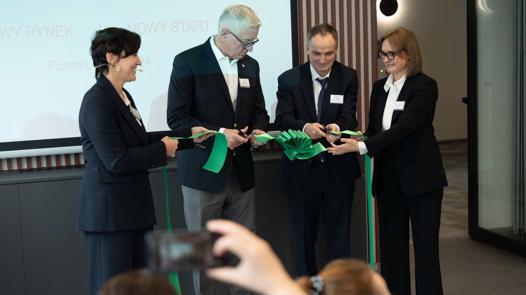 Jacek Jaskowiak, Martin Kremer and the firm's managing partners cut the sash at the opening ceremony.